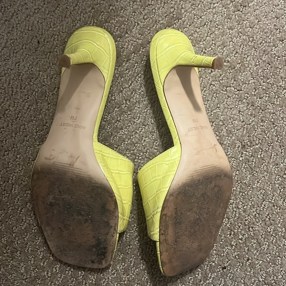 Nine West size 7 textured snake print lime green/yellow heeled sandals - Picture 4 of 4